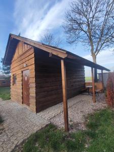 eine kleine Holzhütte mit einem Dach in der Unterkunft Ubytování v komfortní chatce Štít in Chlumec nad Cidlinou