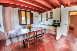 Agriturismo Case in Collina的厨房或小厨房