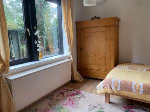 sypialnia z oknem, łóżkiem i komodą w obiekcie Domizil w Bremie