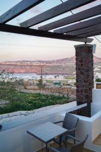 アクロティリにあるAnya Suites Santoriniの景色を望むバルコニー(テーブル、椅子付)