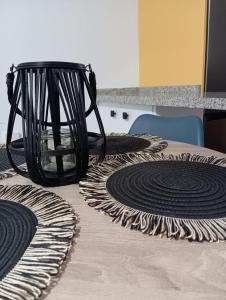 Cette chambre dispose de tapis noirs et blancs. dans l'établissement Gardenia Apartment, à Séville