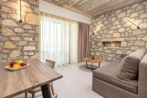 un salon avec un canapé et une table dans l'établissement Achatis Apartments with sea view, à Kolymbari 68 autres photos