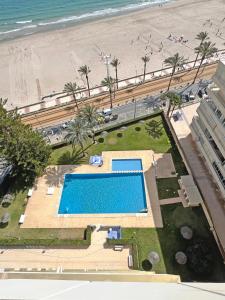 vista sulla piscina e sulla spiaggia di Oasis Frente al Mar. Parking Gratis a El Campello