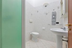 un bagno con un water e un lavandino di Appartamento Solaris by BarbarHouse a Torre Lapillo