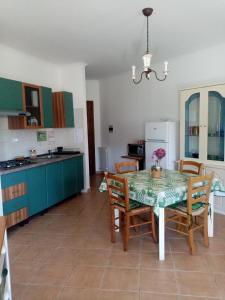 a kitchen with a table and chairs in a kitchen at Casa dell'orso in Rocca di Botte