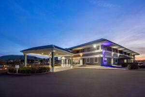 a large building with a gazebo in front of it at Travelodge by Wyndham Globe AZ in Globe