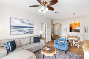 sala de estar con sofá y mesa en Top Villas - Vista Cay 213, en Orlando
