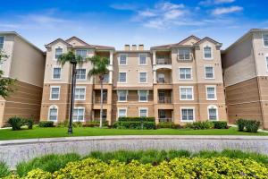 un gran edificio de apartamentos con patio en Top Villas - Vista Cay 213, en Orlando