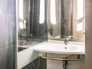 y baño con lavabo y espejo. en ibis Bourg en Bresse en Bourg-en-Bresse