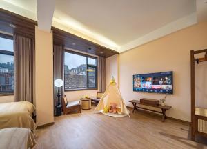 TV a/nebo společenská místnost v ubytování Lingxi Riverview Boutique Homestay - Phoenix Ancient Town
