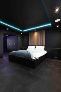- une chambre avec un lit bleu clair dans l'établissement Luxury Couples Get-Away Glasgow, à Knightswood