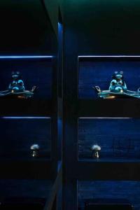 une armoire bleue avec deux objets dessus dans l'établissement Luxury Couples Get-Away Glasgow, à Knightswood 12 autres photos