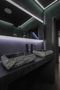 a bathroom with a stone sink and a mirror at Luxury Couples Get-Away Glasgow in Knightswood