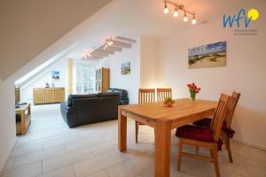 - une salle à manger et un salon avec une table en bois dans l'établissement Villa Schoen 58091, à Borkum