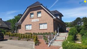 ボルクムにあるVilla Schoen Ferienwohnung 1の煉瓦造りの家