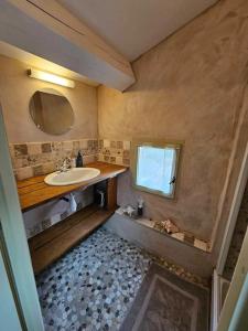 ein kleines Bad mit einem Waschbecken und einem Fenster in der Unterkunft Maison au pied des Alpilles - Paradou in Paradou