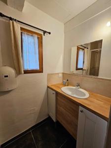 ein Bad mit einem Waschbecken und einem Spiegel in der Unterkunft Maison au pied des Alpilles - Paradou in Paradou