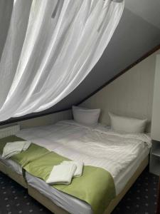 1 dormitorio con 1 cama con dosel en Hotel Kęszyca Leśna, en Kęszyca