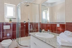 Fotografia z galérie ubytovania Villa Ana with private 50m2 pool, 7 bedrooms, 7 bathrooms, 18 persons max v destinácii Stanići