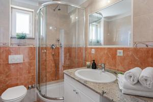 Fotografia z galérie ubytovania Villa Ana with private 50m2 pool, 7 bedrooms, 7 bathrooms, 18 persons max v destinácii Stanići