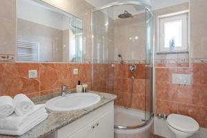 Fotografia z galérie ubytovania Villa Ana with private 50m2 pool, 7 bedrooms, 7 bathrooms, 18 persons max v destinácii Stanići
