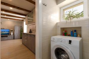 - une buanderie avec un lave-linge et un sèche-linge dans l'établissement Stancia Rosa - cozy apartment, à Poreč