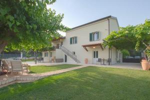 an exterior view of a house with a yard at Stancia Rosa - cozy apartment in Poreč