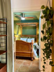 1 dormitorio con 1 cama con marco de madera en Finca Martina, en Casarabonela
