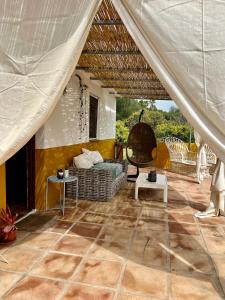 - un salon avec un canapé et une tente dans l'établissement Finca Martina, à Casarabonela