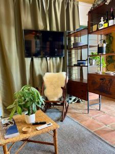 sala de estar con silla y mesa en Finca Martina, en Casarabonela