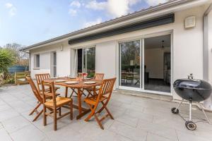 Patio nebo venkovní prostory v ubytování Maison Moderne à 10min des lacs - 6 couchages