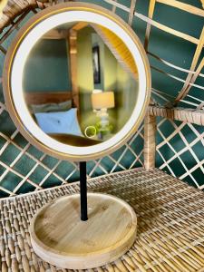 un espejo encima de una mesa de mimbre en Finca Martina, en Casarabonela