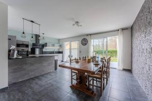 Kuchyň nebo kuchyňský kout v ubytování Maison Moderne à 10min des lacs - 6 couchages + 4 fotografie