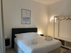 una camera da letto con un letto e due asciugamani di Gli Arcani a Orvieto