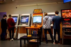 un groupe de gens jouant à un jeu vidéo dans l'établissement CheapSleep Hostel Helsinki, à Helsinki