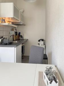 cocina con encimera blanca y mesa en Apartment Karli 50, en Leipzig