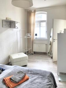 1 dormitorio con 1 cama con manta y ventana en Apartment Karli 50, en Leipzig