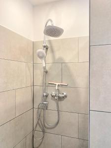 y baño con ducha con cabezal de ducha. en Apartment Karli 50, en Leipzig