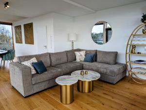 salon z kanapą i stołem w obiekcie Villa Rheinblick w Kolonii