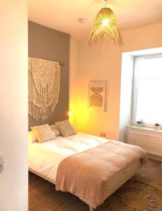 um quarto com uma cama e um lustre em 'The Kepties' Luxurious Serviced Apartments em Arbroath