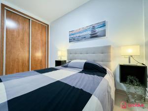 Un dormitorio con una cama grande y un televisor. en Aqua Turquesa, en Oropesa del Mar 48 fotos más