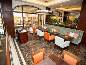 Hilton Alexandria King's Ranch Hotel的休息区