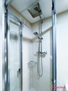una ducha en un baño con puerta de cristal en Aqua Turquesa, en Oropesa del Mar