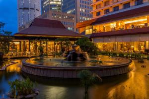 une fontaine au milieu d'une ville la nuit dans l'établissement Hilton Colombo Hotel, à Colombo