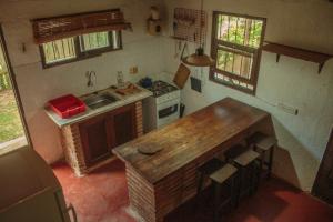 cocina con encimera de madera y fogones en La Fuga, en La Pedrera