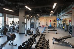 een fitnessruimte met veel loopbanden en machines bij Courtyard by Marriott Irvine Spectrum in Irvine