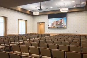 an empty lecture hall with a projection screen at Courtyard by Marriott Irvine Spectrum in Irvine