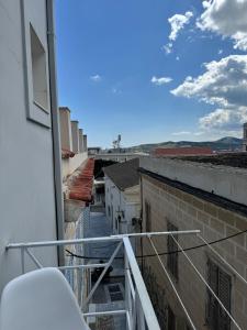 埃爾莫波利斯的住宿－BYZANTIUM APARTMENTS，从大楼的阳台上可欣赏到风景