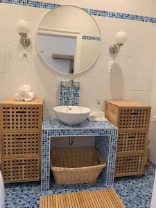 a bathroom with a sink and a mirror at Großzügiger Wiener Altbau gleich neben Schönbrunn in Vienna