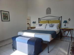 sypialnia z dużym łóżkiem w pokoju w obiekcie Villa Piccinina A pochi passi da Villa Eva w mieście Ravello